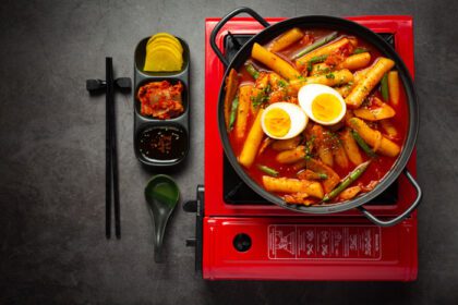 دانلود عکس غذای سنتی کره ای توکبوکی روی تخته سیاه