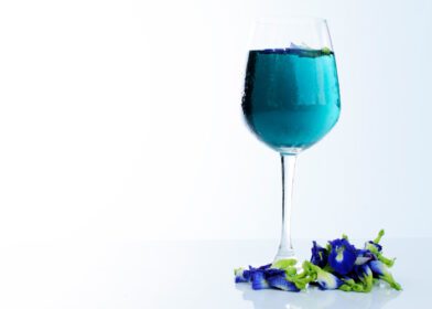 دانلود عکس نوشیدنی آبی با نخود پروانه ای گیاهی در پس زمینه سفید