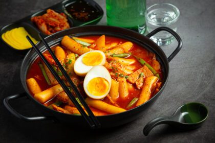 دانلود عکس غذای سنتی کره ای توکبوکی روی تخته سیاه