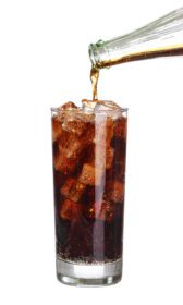 دانلود عکس بطری ریختن کک در لیوان نوشیدنی با تکه های یخ جدا شده