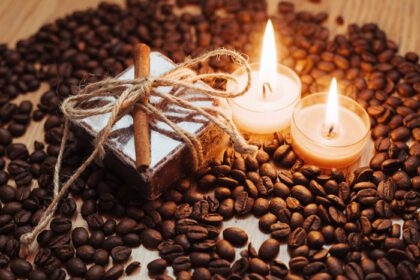 دانلود عکس سوزاندن شمع قهوه معطر و دانه های نزدیک
