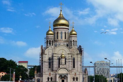 دانلود عکس منظره شهری با نمایی از کلیسای ولادی وستوک روسیه