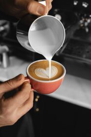 دانلود عکس از نزدیک با دست ریختن قهوه شیر با کیفیت بالا عکس زیبا مفهومی