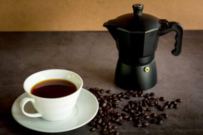 دانلود عکس از نزدیک داغ قهوه سیاه و موکا دیگ و دانه های قهوه