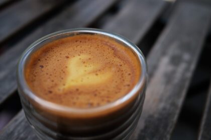 دانلود عکس از نزدیک عکس لیوان قهوه با ترکیب اسپرسو و