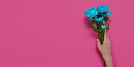 دانلود عکس گل های آبی و زنی که دست در دست جدا شده روی صورتی