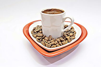دانلود عکس از نزدیک آماده نوشیدن قهوه سنتی ترک به رنگ سفید