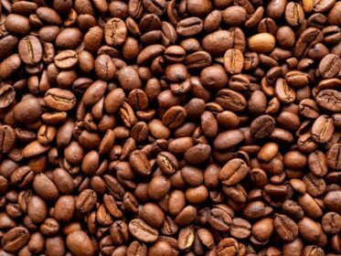 دانلود عکس از نزدیک دانه های قهوه بوداده پس زمینه نمای بالا فضای کپی