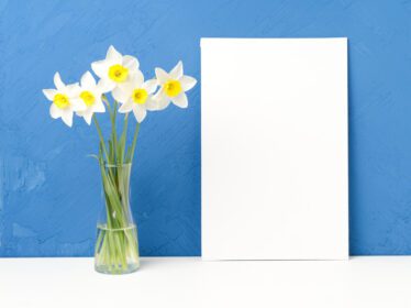 دانلود عکس دسته گل های تازه کاغذ سفید خالی روی میز سفید