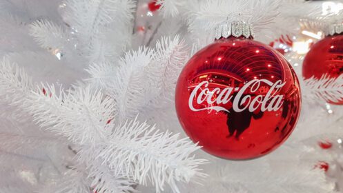 دانلود عکس کوکاکولا بازاریابی تزیین توپ قرمز کریسمس از