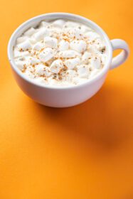 دانلود عکس کاکائو با گل ختمی قهوه داغ نوشیدنی شیرین