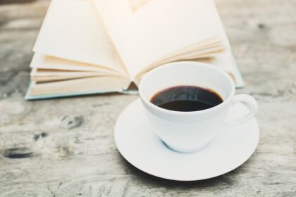 دانلود عکس قهوه و کتاب روی میز در کافه