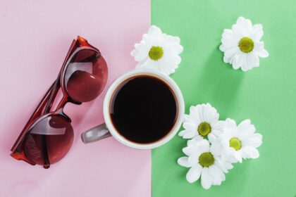 دانلود عکس لیوان قهوه و گل سفید