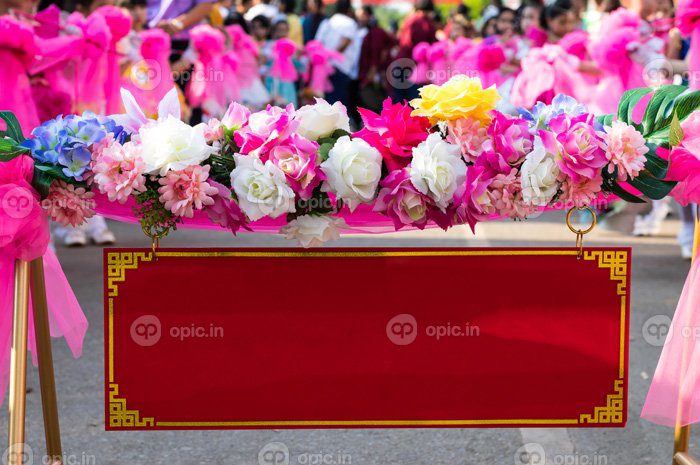 دانلود عکس برچسب قرمز چینی با گل مصنوعی صورتی