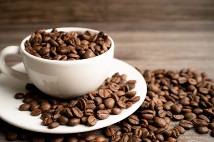 دانلود عکس دانه قهوه در فنجان با متن صادراتی برای تجارت صادرات وارداتی