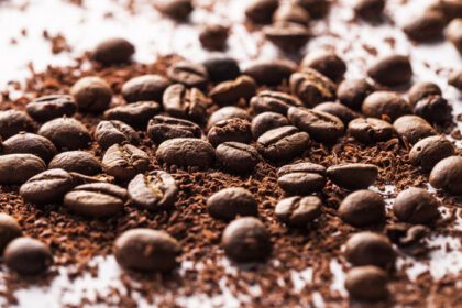 دانلود عکس دانه های قهوه و ذرات شکلات سیاه