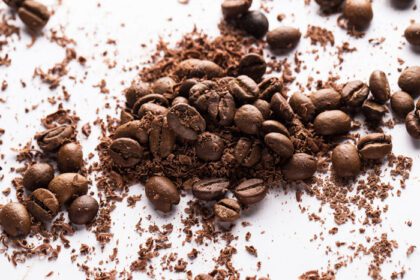 دانلود عکس دانه های قهوه و ذرات شکلات سیاه
