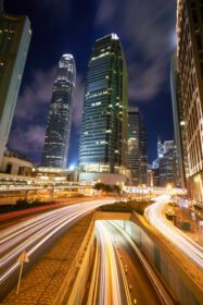 دانلود عکس مسیرهای نور از منظره شهری شب هنگ کنگ