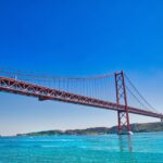 دانلود برچسب طراحی تایپوگرافی اردوگاه در فضای باز را بر روی background تار تنظیم کنید
