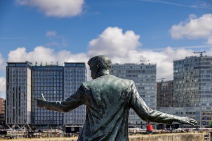 دانلود عکس مجسمه خشم بیلی لیورپول انگلستان