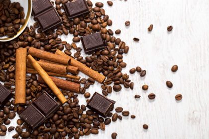 دانلود عکس دانه های قهوه چوب دارچین و شکلات