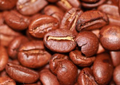 دانلود عکس دانه های قهوه دانه های قهوه روی سطح پخش شده اند