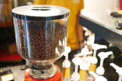 دانلود عکس دانه های قهوه در ظرف شیشه ای در کافه