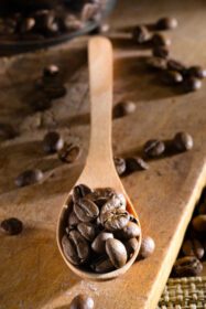 دانلود عکس دانه قهوه در قاشق چوبی