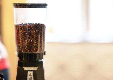 دانلود عکس دانه قهوه در دستگاه ظرف مخلوط در کافی شاپ