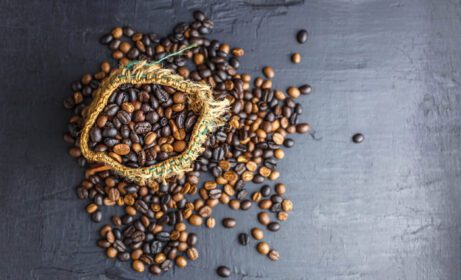 دانلود عکس دانه های قهوه در کیسه گونی قهوه ای