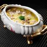 وکتور دختر در حال آرایش با استفاده از فناوری vr