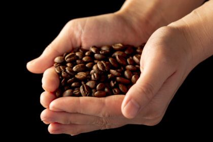 دانلود عکس دانه های قهوه مردانه دست