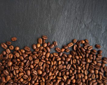 دانلود عکس دانه های قهوه در پس زمینه مشکی