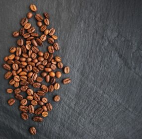 دانلود عکس دانه های قهوه در پس زمینه مشکی