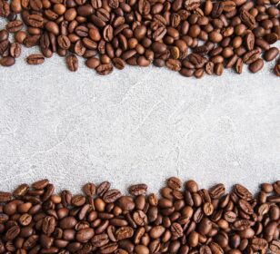 دانلود عکس دانه های قهوه روی پس زمینه سنگی