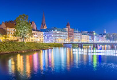 دانلود عکس نمای شهر در شب منظره شهری مالمو در عصر سوئد