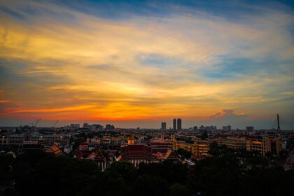دانلود عکس نمای کلی منظره شهری با آسمان باز در گرگ و میش شهر بانکوک