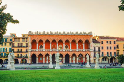 دانلود عکس منظره شهری پادوآ با کاخ نئوگوتیک قصر لجیا آمولیا