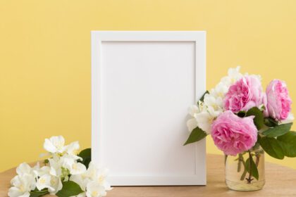 دانلود عکس ماکت قاب سفید خالی با گل در پس زمینه زرد