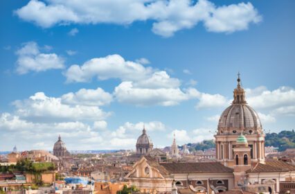 دانلود عکس منظره شهری رم با آسمان آبی و ابرهای ایتالیا