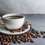 دانلود دسته گل رز قرمز پژمرده در پس زمینه صورتی