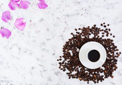 دانلود عکس فنجان قهوه دانه های قهوه و گلبرگ های رز روی سفید