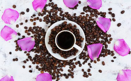 دانلود عکس فنجان قهوه دانه های قهوه و گلبرگ های رز روی سفید
