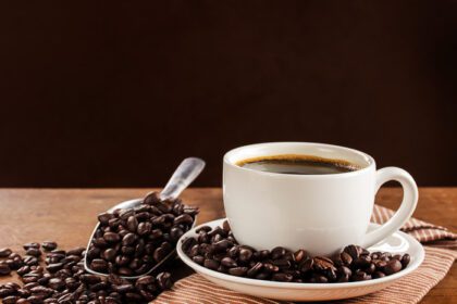 دانلود عکس فنجان قهوه روی میز چوبی