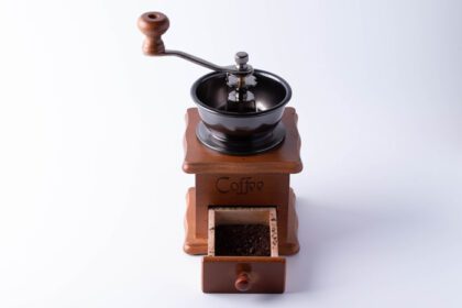 دانلود عکس آسیاب قهوه ساخته شده از چوب و فلز