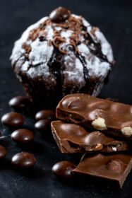 دانلود عکس کیک شکلاتی با تکه های شکلاتی با آجیل