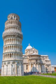 دانلود عکس برج کج شهر پیزا در مرکز شهر منظره شهری در ایتالیا