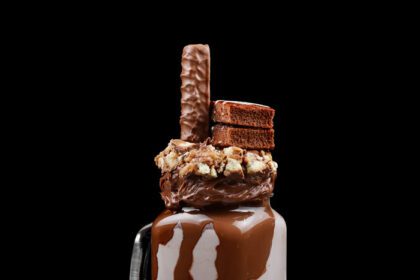 دانلود عکس میلک شیک شکلاتی افراطی با کیک براونی شکلاتی