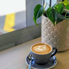دانلود عکس شیر قهوه با شکل درخت در فنجان سفید شفاف در برابر الف