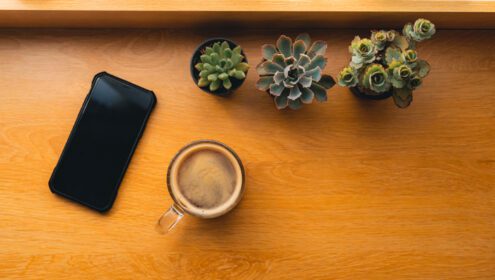 دانلود عکس قهوه صبحگاهی قهوه در لیوان روی میز چوبی با یک
